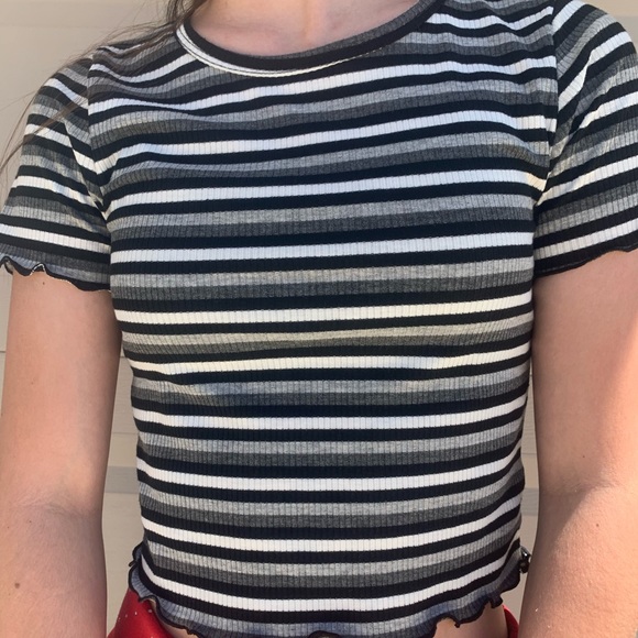 Lettuce Edged Crop Top - Picture 3 of 3